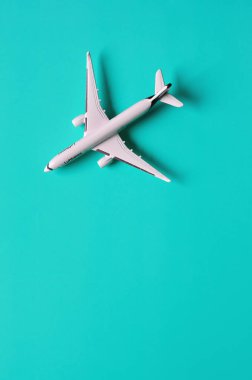 Coronavirus ve seyahat konsepti. Yeni normal bir hayat. Oyuncak uçağın en üst görüntüsü, yakın plan, tıbbi maske. COVID 'i önlemek için yaratıcı fikirler - 19. 