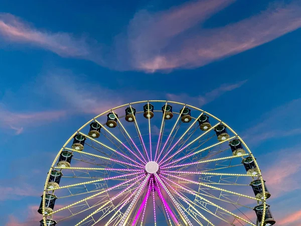 High Ferris Wheel Een Zonsondergang Achtergrond Onze Zomervakantie Een Attractiepark — Stockfoto