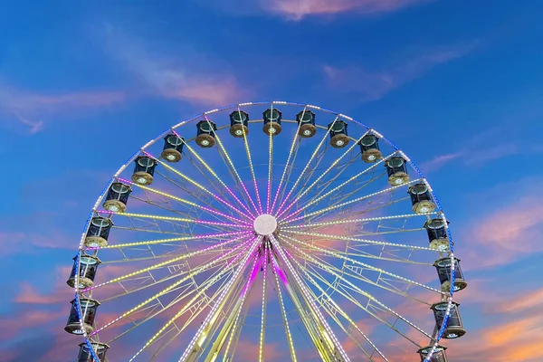 Высокое Колесо Обозрения Закате Наши Летние Каникулы Поездка Парк Развлечений — стоковое фото