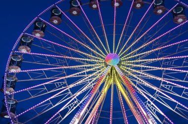 Adriyatik sahilindeki yaz tatilimizde High Ferris Wheel karanlık gece gökyüzüne karşı. Eğlence parkı gezisi. Tatil kavramı.