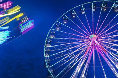 Adriyatik sahilindeki yaz tatilimizde High Ferris Wheel karanlık gece gökyüzüne karşı. Eğlence parkı gezisi. Tatil kavramı.