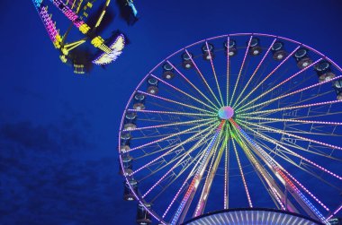 Adriyatik sahilindeki yaz tatilimizde High Ferris Wheel karanlık gece gökyüzüne karşı. Eğlence parkı gezisi. Tatil kavramı.