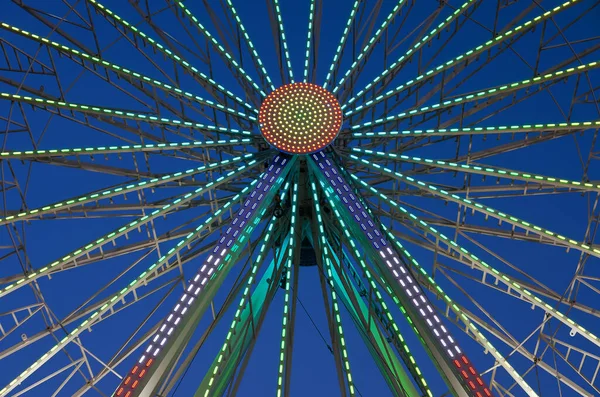 アドリア海の海辺での夏の休暇で暗い夜空に対する高フェリスホイール 遊園地の乗り物 休日のコンセプト — ストック写真