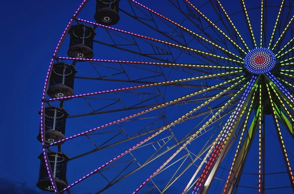 在亚得里亚海畔的暑假里 摩天轮在漆黑的夜空中迎风飞行 游乐园的游乐设施假日概念 — 图库照片