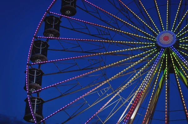 アドリア海の海辺での夏の休暇で暗い夜空に対する高フェリスホイール 遊園地の乗り物 休日のコンセプト — ストック写真