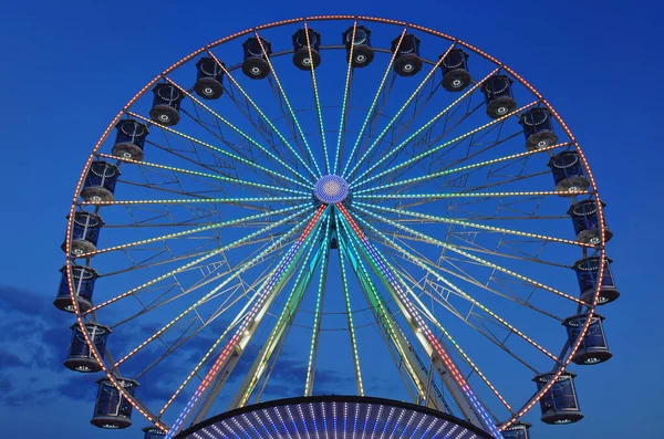 High Ferris Wheel Przeciwko Ciemnemu Nocnemu Niebu Podczas Letnich Wakacji — Zdjęcie stockowe