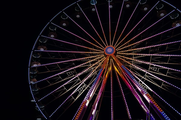 High Ferris Wheel Przeciwko Ciemnemu Nocnemu Niebu Podczas Letnich Wakacji — Zdjęcie stockowe