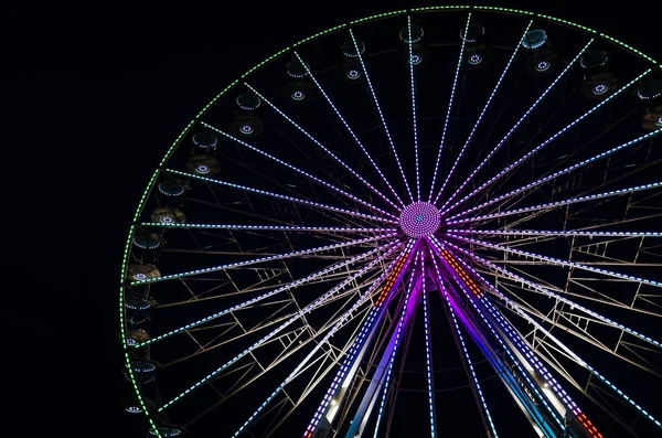 High Ferris Wheel Przeciwko Ciemnemu Nocnemu Niebu Podczas Letnich Wakacji — Zdjęcie stockowe