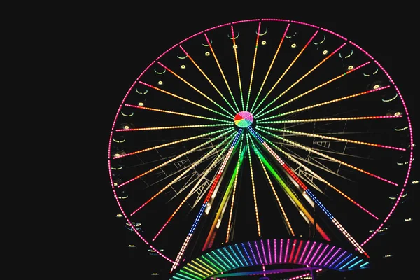High Ferris Wheel Przeciwko Ciemnemu Nocnemu Niebu Podczas Letnich Wakacji — Zdjęcie stockowe