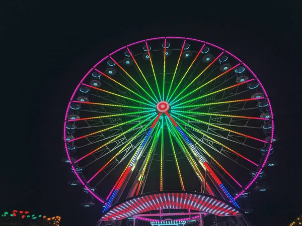 High Ferris Wheel Przeciwko Błękitnemu Niebu Podczas Wakacji Nad Adriatykiem — Zdjęcie stockowe