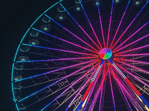 High Ferris Wheel Proti Modré Obloze Naší Letní Dovolené Pobřeží — Stock fotografie