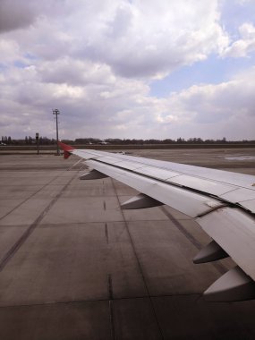 Güzel mavi gökyüzü manzarası ve yolcu koltuğundan kabarık bulutlar. Seyahat ve hava taşımacılığı kavramı.