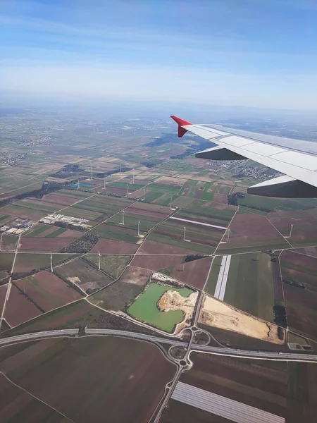 Prachtig Uitzicht Blauwe Lucht Pluizige Wolken Vanaf Passagiersstoel Het Vliegtuig — Stockfoto