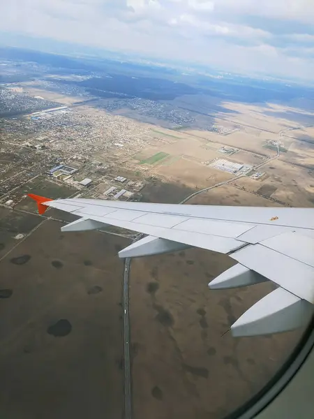 从飞机上的乘客座位上俯瞰蓝天和蓬松的云彩的美丽窗景 旅行和空运的概念 — 图库照片