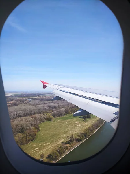 从飞机上的乘客座位上俯瞰蓝天和蓬松的云彩的美丽窗景 旅行和空运的概念 — 图库照片