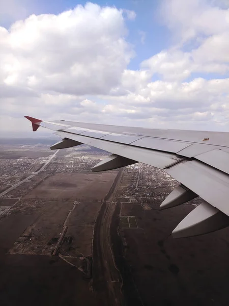 Bela Vista Janela Céu Azul Nuvens Fofas Assento Passageiro Avião — Fotografia de Stock