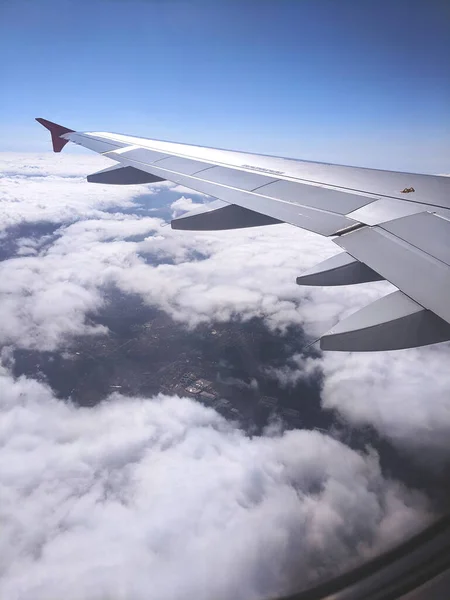 Prachtig Uitzicht Blauwe Lucht Pluizige Wolken Vanaf Passagiersstoel Het Vliegtuig — Stockfoto