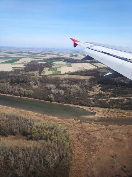 Hermosa Vista Ventana Del Cielo Azul Nubes Esponjosas Desde Asiento —  Fotos de Stock