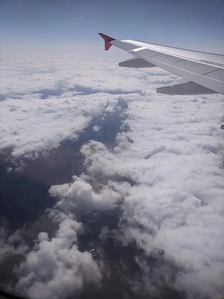 Прекрасний Вид Блакитне Небо Пухнасті Хмари Пасажирського Сидіння Літаку Концепція — стокове фото