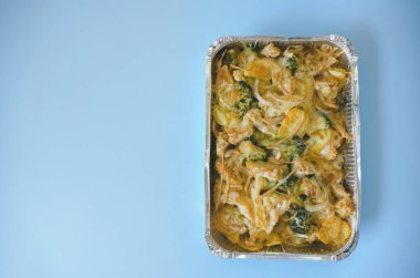 Patatesli, brokolili, soğanlı, karnabahar yeşillikli vegan sebzeli güveç manzarası. Fırında patates. Sağlıklı ev yapımı vejetaryen yemekleri.. 