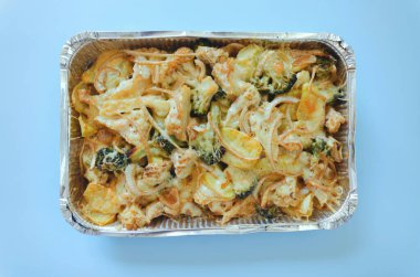 Patatesli, brokolili, soğanlı, karnabahar yeşillikli vegan sebzeli güveç manzarası. Fırında patates. Sağlıklı ev yapımı vejetaryen yemekleri.. 