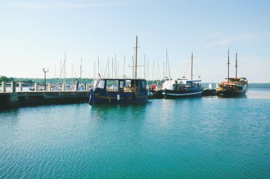 Portoroz, Slovenya. 06.09.2021. Zevk gemileri ve yatları olan setin manzarası. Slovenya 'da Adriyatik kıyıları ve mavi deniz. Tatil, yaz seyahati konsepti. 