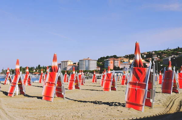 Portoroz Slovenië 2021 Zonbedekking Parasols Een Prachtig Tropisch Strand Aan — Stockfoto
