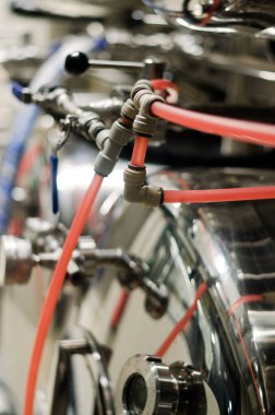 Elektrik kablolarını kablo bağlantılarıyla birleştir. Bira fabrikasında plastik konnektörlü kablolar yakın plan. Endüstriyel ekipmanların kurulumu. Çokkanallı bağlantı.