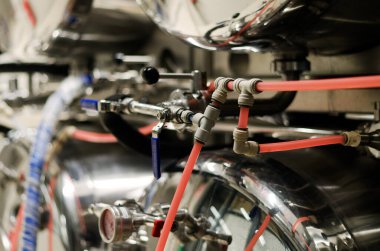 Elektrik kablolarını kablo bağlantılarıyla birleştir. Bira fabrikasında plastik konnektörlü kablolar yakın plan. Endüstriyel ekipmanların kurulumu. Çokkanallı bağlantı.