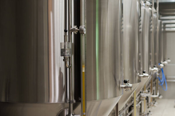 Порторож, Словения. 05.26.2021. Оборудование для пивоварения на пивоваренном заводе. Современный пивной завод. Металлические резервуары, процесс производства алкогольных напитков. 