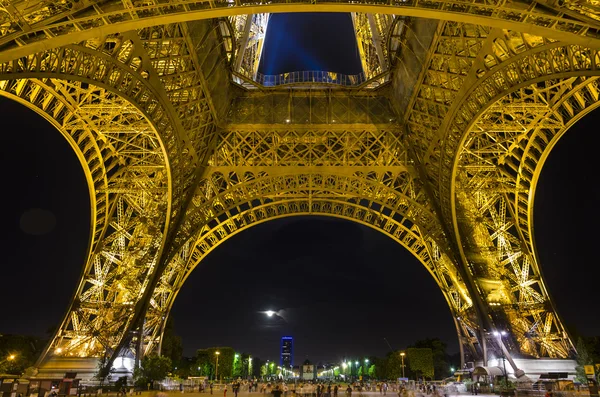 Париж, Франция - 6 июня 2015 г.: Эйфелева башня в Париже, Франция . — стоковое фото