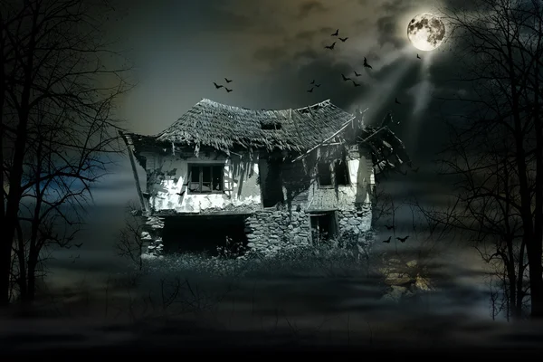 Maison hantée avec pleine lune — Photo