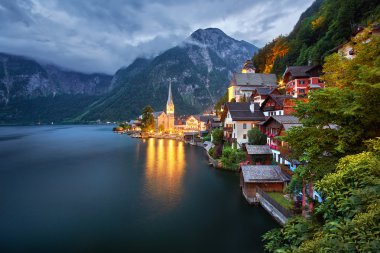 Hallstatt Köyü Avusturya. Gün batımında Hallstatt.