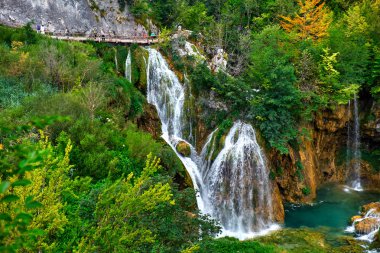 Plitvice, Hırvatistan - 29 Temmuz: Turist keyfini yaz tatilinde üzerinde 29 Temmuz 2016 Plitvice, Hırvatistan'daki göller ve harika manzaralar Hırvatistan Plitvice doğal Park'ta gezi