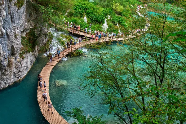 PLITVICE, CROATIA - JULY 29: Tourist enjoy sightseeing the lakes and wonderful landscapes at the Plitvice natural Park in Croatia during the summer holidays, on July 29th, 2016 in Plitvice, Croatia — Stock Photo, Image