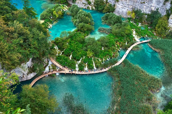 PLITVICE, CROACIA - 29 DE JULIO: Los turistas disfrutan de las vistas de los lagos y paisajes maravillosos en el Parque Natural de Plitvice en Croacia durante las vacaciones de verano, el 29 de julio de 2016 en Plitvice, Croacia — Foto de Stock