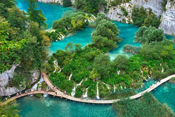 PLITVICE, CROATIE - 29 JUILLET : Les touristes aiment visiter les lacs et les magnifiques paysages du parc naturel de Plitvice en Croatie pendant les vacances d'été, le 29 juillet 2016 à Plitvice, Croatie — Photo