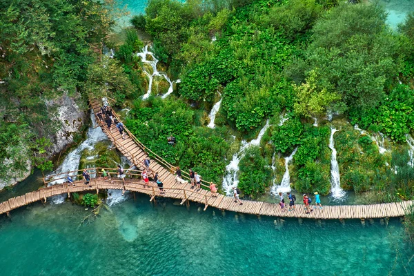 PLITVICE, CROACIA - 29 DE JULIO: Los turistas disfrutan de las vistas de los lagos y paisajes maravillosos en el Parque Natural de Plitvice en Croacia durante las vacaciones de verano, el 29 de julio de 2016 en Plitvice, Croacia — Foto de Stock