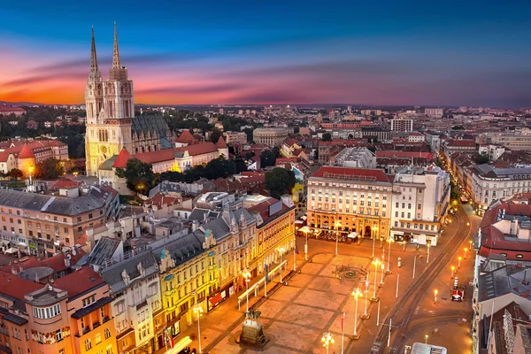 Zagreb Horvátország naplementekor. Kilátás a fent Jellasics Bán tér — Stock Fotó