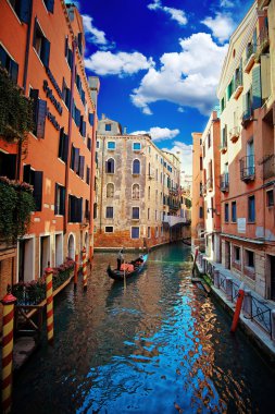 Venedik canal ve gondol