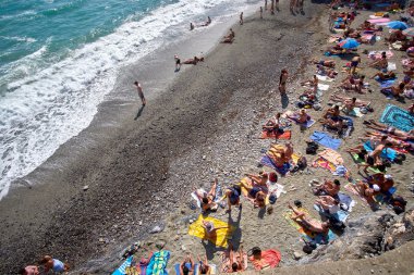 Kumsaldaki insanlar.