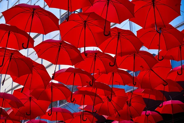 Guarda-chuvas vermelhos no ar — Fotografia de Stock