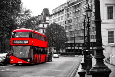 Londra / İngiltere / Eylül 2015 / kırmızı Londra otobüs sokak