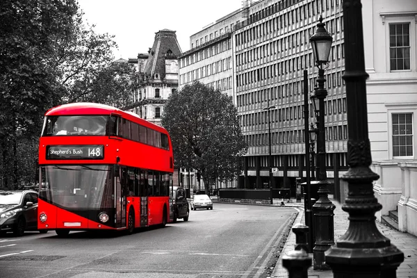 London / Nagy-Britannia / szeptember 2015 / piros londoni busz Street — Stock Fotó