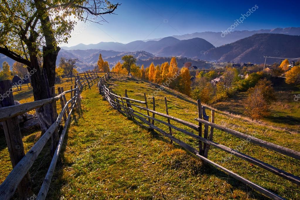 Aus sources de l'aurore. Depositphotos_89004658-stock-photo-countryside-autumn-landscape