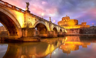 Roma günbatımı Saint Angelo Köprüsü.