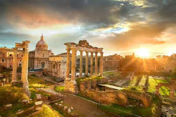 Forum Romanum. Ruïnes van Roman Forum in Rome, Italië tijdens zonsopgang. — Stockfoto