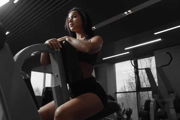Sidovy av sport kvinna under en paus i gymmet — Stockfoto