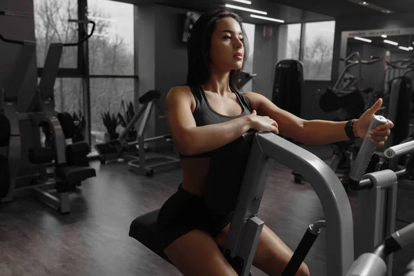 Spor salonundaki genç bayan.