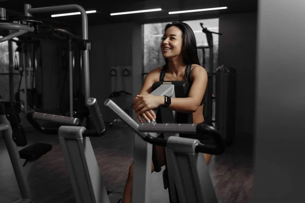 Spor salonundaki eğitimden sonra dinlenen mutlu kadın.